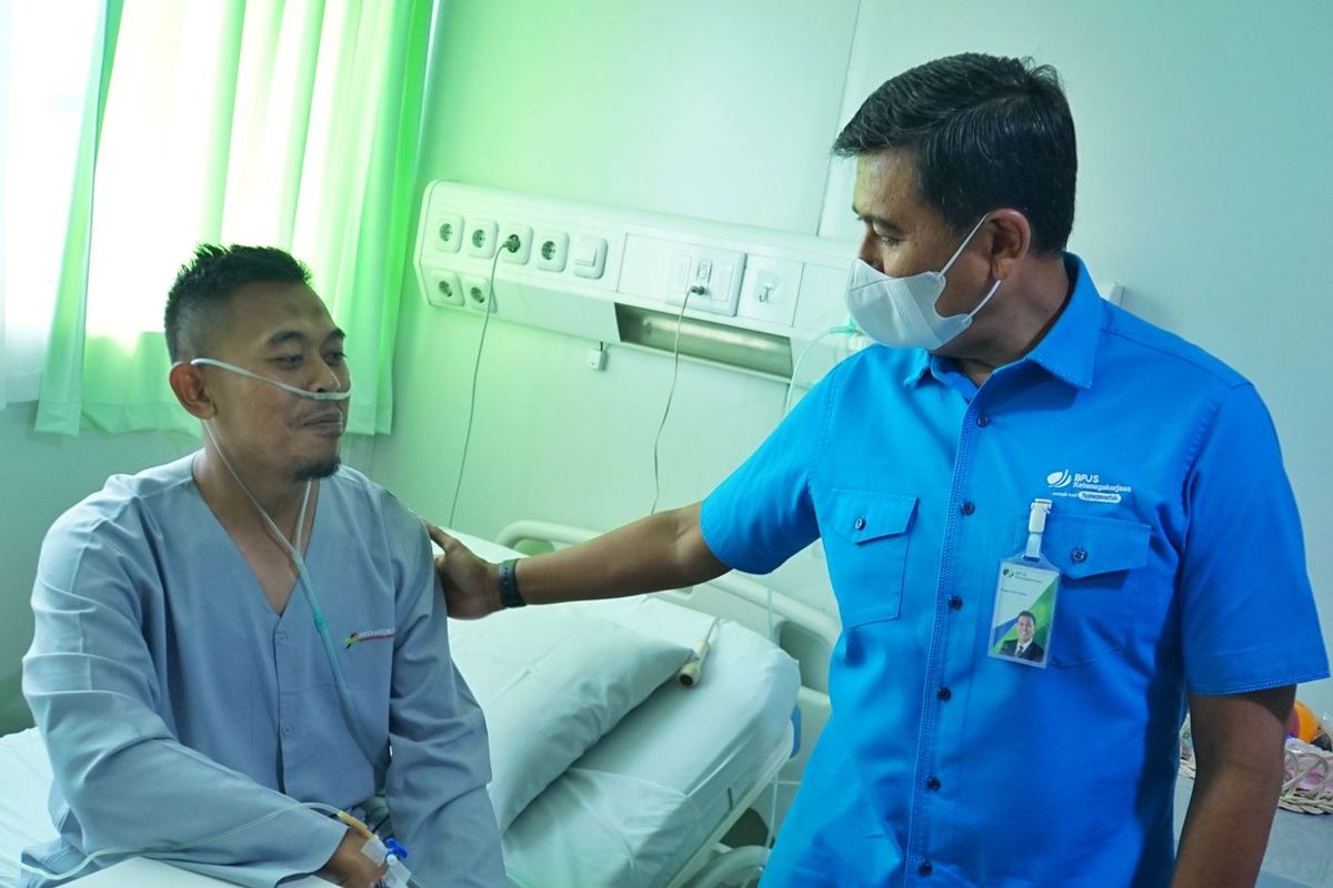 Direktur Utama BPJS Ketenagakerjaan Anggoro Eko Cahyo (kanan) meninjau langsung kondisi peserta BPJS Ketenagakerjaan yang menjadi korban kebakaran Depot Pertamina Plumpang.