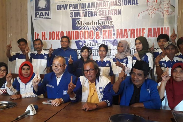 Sebanyak 25 kader partai PAN di Sumsel mendeklarasikan mendukung Jokowi-Maruf pada Pilpres 2019 nanti. Dukungan ini diberikan mereka, lantaran mengaku merasakan hasil pembangunan sejak empat tahun Jokowi menjabat, Rabu (12/12/2018).