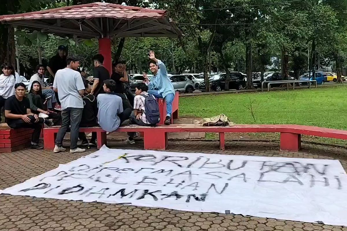 Penampakan spanduk yang dipersiapkan mahasiswa Fakultas Hukum Universitas Pancasila, Jakarta Selatan, merespons isu dugaan pelecehan rektor terhadap staf karyawan, Senin (26/2/2024).