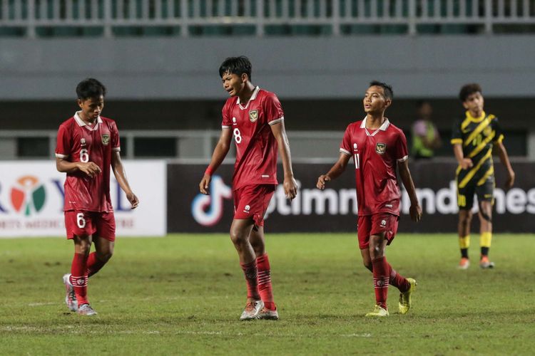 Pemain timnas U17 Indonesia Arkhan Kaka kecewa usai membobol gawang timnas Malaysia pada laga Kualifikasi Piala Asia U17 2023 di Stadion Pakansari, Kabupaten Bogor, Minggu (9/10/2022). Indonesia kalah 1-5 atas Malaysia.