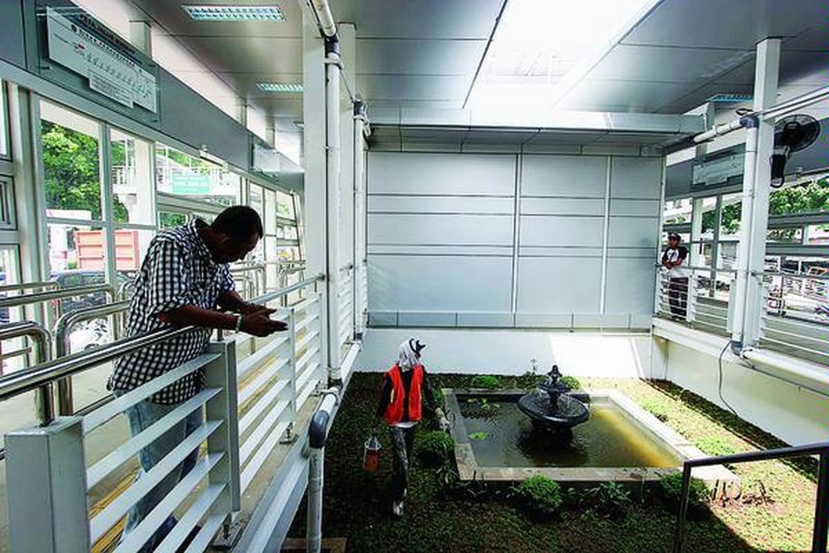 Sejak pagi, pekerja sibuk mempersiapkan halte bus transjakarta di depan Kantor Wali Kota Jakarta Timur, Jalan Sentra Primer Baru Timur, Pulo Gebang, Jakarta Timur, sebelum pelaksanaan uji coba Koridor XI yang akan dilakukan sore harinya, Jumat (23/12).