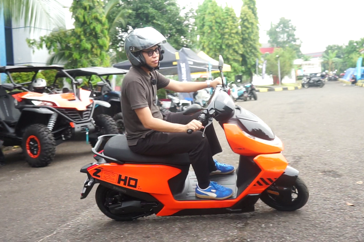 Zeeho AE4