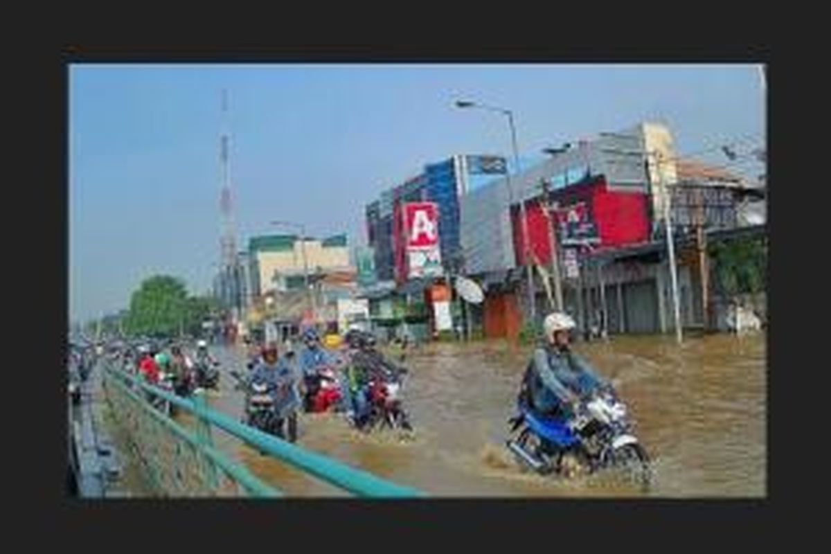 Pengendara terjebak banjid salah satu jalan di Kampung Melayu, Jakarta Timur, Kamis (20/11/2014). 