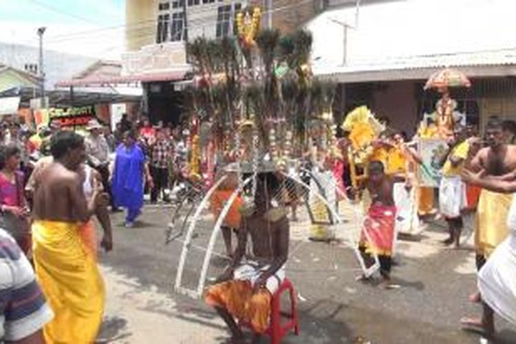 Warga Hindu India Tamil di Banda Aceh menyelenggarakan ritual Pangguni Uttiram, untuk melepas nazar yang sudah diucapkan setahun lalu, Minggu (20/4/2014). ***** K12-11