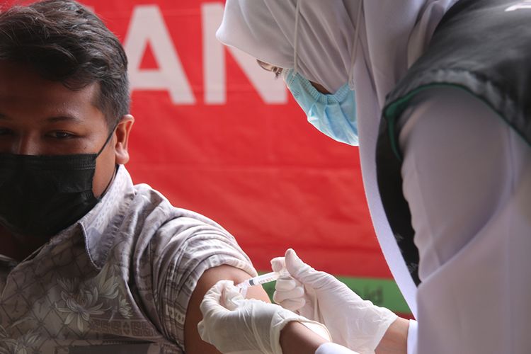 Aparatur Sipil Negara (ASN) dan tenaga kerja kontrak di lingkungan Pemerintah Aceh menjalani penyuntikan vaksin Covid-19 secara massal di Kantor Gubernur Aceh, Kamis (3/6/2021). Iman Murahman, Kabid P2P Dinas Kesehatan Aceh selaku penanggung jawab kegiatan menyebutkan, vaksinasi ini diwajibkan kepada seluruh ASN dan tenaga kerja kontrak untuk mengejar angka realisasi penyuntikan vaksin di Aceh yang saat ini masih sekitar 13 persen.