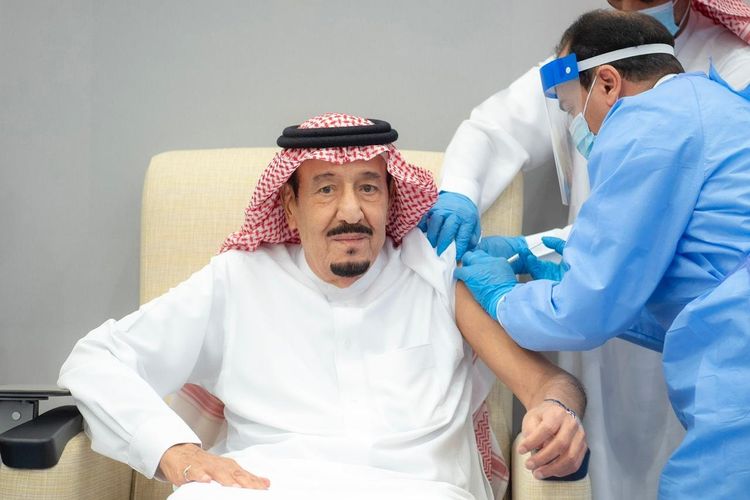 Raja Salman disuntik dosis pertama vaksin virus corona Pfizer-BioNTech  pada Jumat (8/1/2021)  di Neom, Arab Saudi.