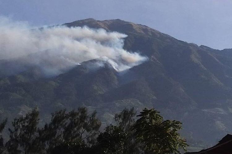 Akibat kebakaran di Gunung Merbabu menyebabkan 80 pendaki yang berada di kawasan puncak diharuskan turun