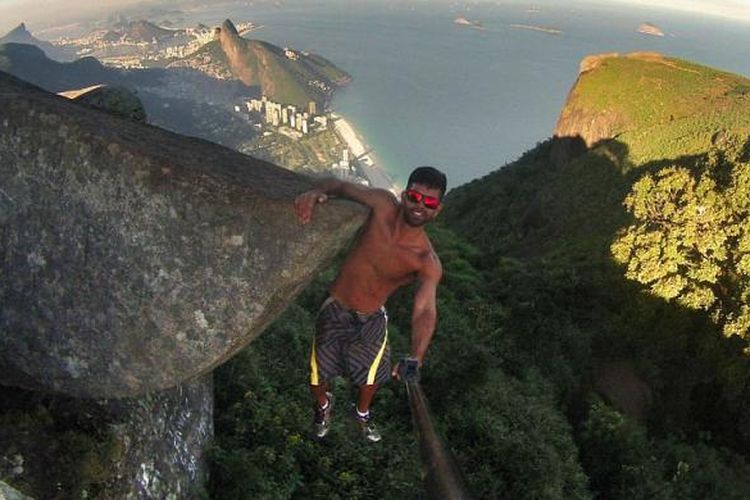 Hugo Gonçalves melakukan selfie ekstrem di gunung Pedra da Gavea, Brasil. 