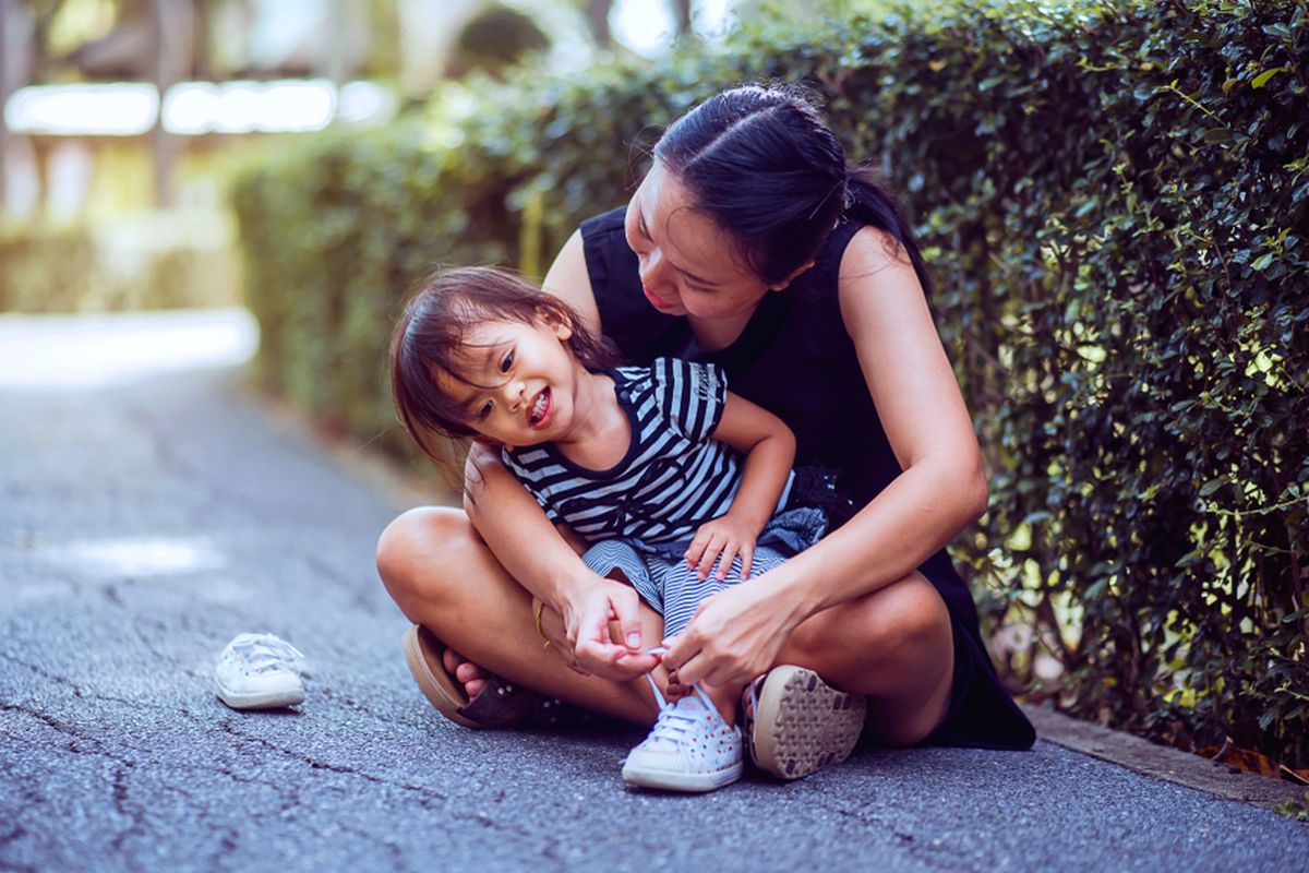 mengajari anak mengikat tali sepatu