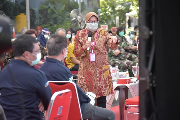 Wali Kota Surabaya Tri Rismaharini saat menggelar pertemuan dengan sejumlah direktur rumah sakit, kepala puskesmas, serta camat se-Surabaya di Halaman Balai Kota Surabaya, Rabu (1/7/2020).