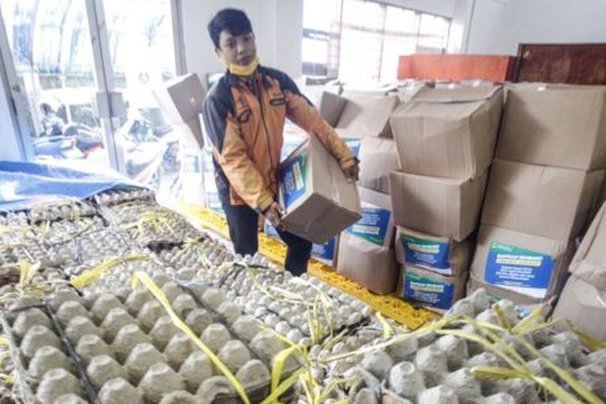 Petugas pos menata logistik bantuan sosial untuk warga yang terdampak perekonomiannya akibat COVID-19 di Kantor Pos, Cibinong, Bogor, Jawa Barat, Jumat (17/4). Pemerintah Provinsi Jawa Barat menyalurkan bantuan sosial (bansos) senilai Rp500 ribu bagi warga yang berpenghasilan rendah dan termasuk miskin baru akibat pandemi COVID-19, khususnya di zona merah persebaran yaitu Bogor, Depok, dan Bekasi. 