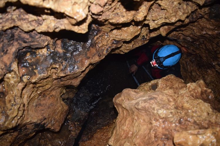 Tim Tanggap Darurat Bencana Kekeringan Paranggupito  saat menjelajahi gua vertikal untuk mencari sumber mata air di Gua Jomblang Ngejring