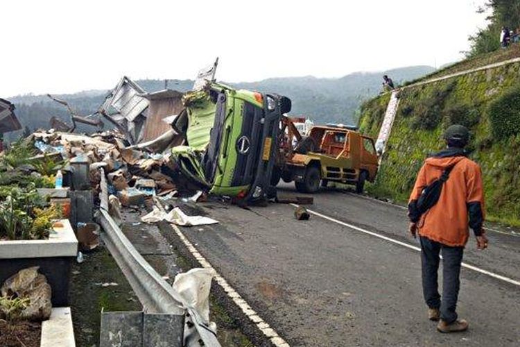 Truk muatan minuman isotonik mengalami kecelakaan tunggal di jalan tembus Tawangmangu Kabupaten Karanganyar, Jumat (22/1/2021). 