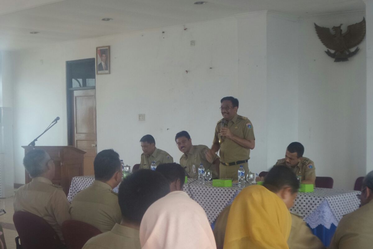 Wakil Gubernur DKI Jakarta Djarot Saiful Hidayat memberi pengarahan kepada para lurah di Kantor Camat Cakung, Jakarta Timur, Senin (18/4/2017). 