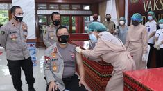 Beri Contoh agar Anggotanya Tak Ragu Divaksin, Kapolda NTT: Vaksin Ini Aman dan Halal