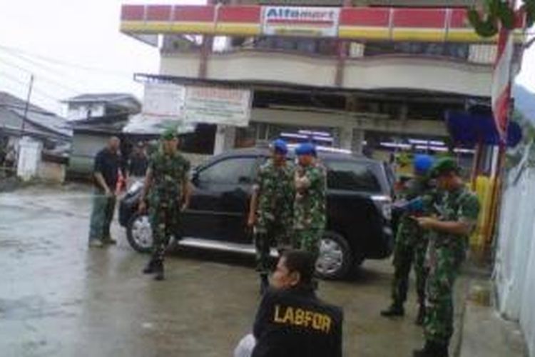 Suasana rekonstruksi bentrok TNI-Polri di depan pertokoan Alfamart Jalan Ahmad Yani Lubuklinggau, Senin (11/11/2015). 