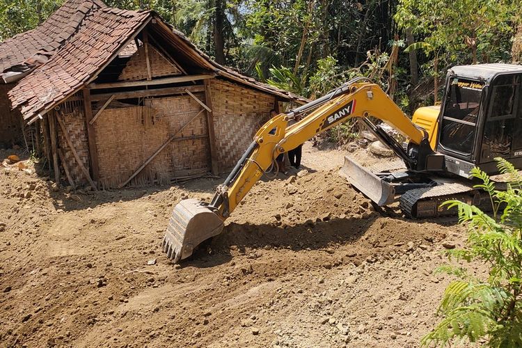 Proses menutup lubang raksasa tengah berlangsung di Pedukuhan Popohan, Kalurahan Banjararum, Kapanewon Kalibawang, Kabupaten Kulon Progo, Daerah Istimewa Yogyakarta. Mereka mendatangkan mini ekskavator untuk mengerjakannya. Lubang itu diuruk pakai tanah dan batu andesit.