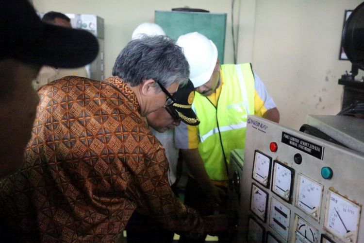 General Manager PLN M2U bersama Sekretaris Daerah Kota Ternate secara simbolis meresmikan pola operasi 24 jam di PLN Kantor Pelayanan Moti melalui penyalaan mesin pembangkit, Selasa (13/6/2017)