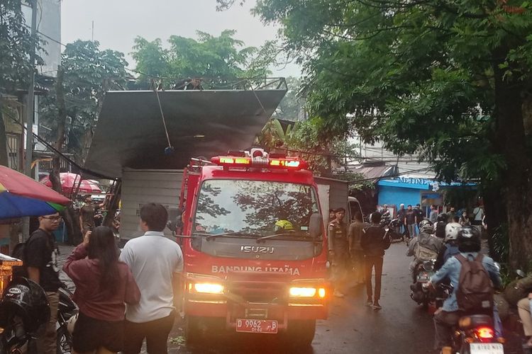 Cuaca Ekstrem di Kota Bandung, Pengemudi Mobil Tewas Usai Tertimpa Pohon