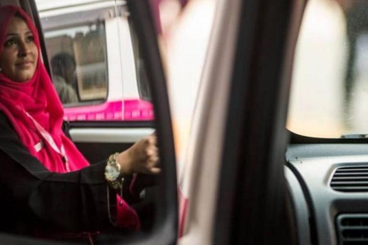 Seorang pengemudi Pink Taxi yang mengenakan hijab merah muda dan mantel hitam akan segera beroperasi di kota Karachi, Pakistan.