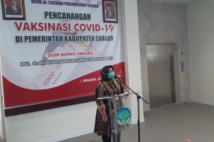 Bupati Sragen Kusdinar Untung Yuni Sukowati memberikan sambutan pembukaan pelaksanaan vaksinasi Covid-19 di RSUD dr Soehadi Prijonegoro Sragen, Senin (25/1/2021).