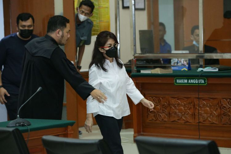 Linda Pujiastuti alias Anita menjalani sidang vonis di Pengadilan Negeri Jakarta Barat, Rabu (10/5/2023). Majelis hakim menjatuhkan hukuman 17 tahun penjara dan denda sebesar Rp 2 miliar dalam kasus peredaran narkotika jenis sabu yang menjeratnya.