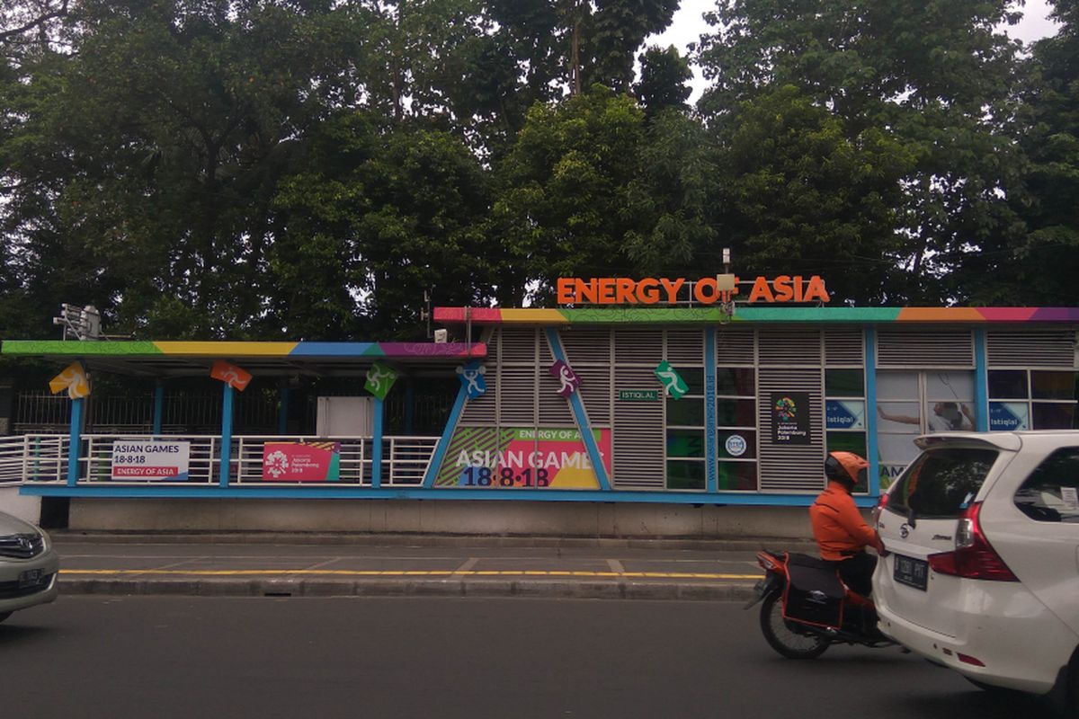 Halte Transjakarta mulai dihiasi ornamen Asian Games 2018, Rabu (10/1/2018)