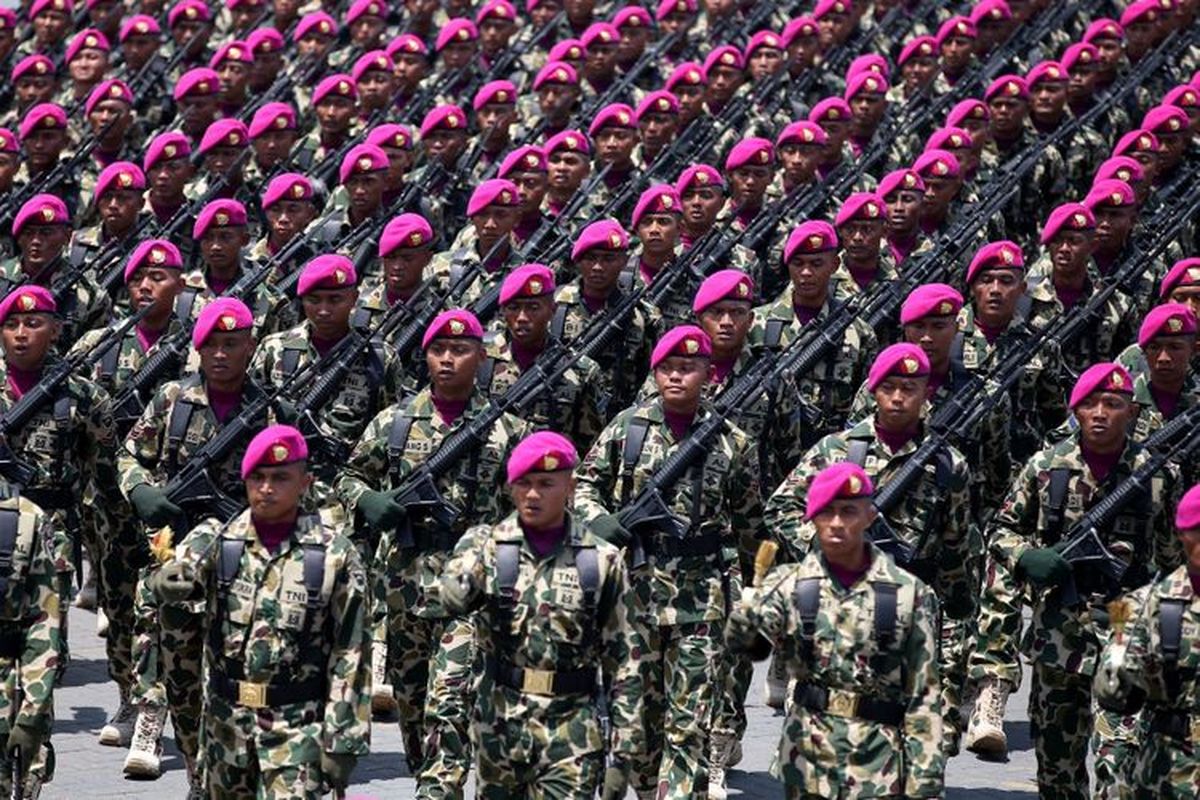 Defile pasukan saat peringatan HUT ke-72 Tentara Nasional Indonesia di Dermaga Indah Kiat, Cilegon, Banten, Kamis (5/10/2017). Peringatan HUT TNI ini dimeriahkan latihan gabungan dengan menggunakan alutsista andalan dari masing-masing matra TNI, Angkatan Darat, Angkatan Laut, dan Angkatan Udara.