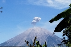 Gunung Semeru Erupsi 2 Kali Jumat Pagi, Masyarakat Dilarang Beraktivitas Jarak Tertentu