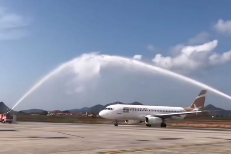 Pesawat Super Air Jet tiba di Bandara Depati Amir Pangkalpinang, Bangka Belitung, Rabu (8/11/2023).