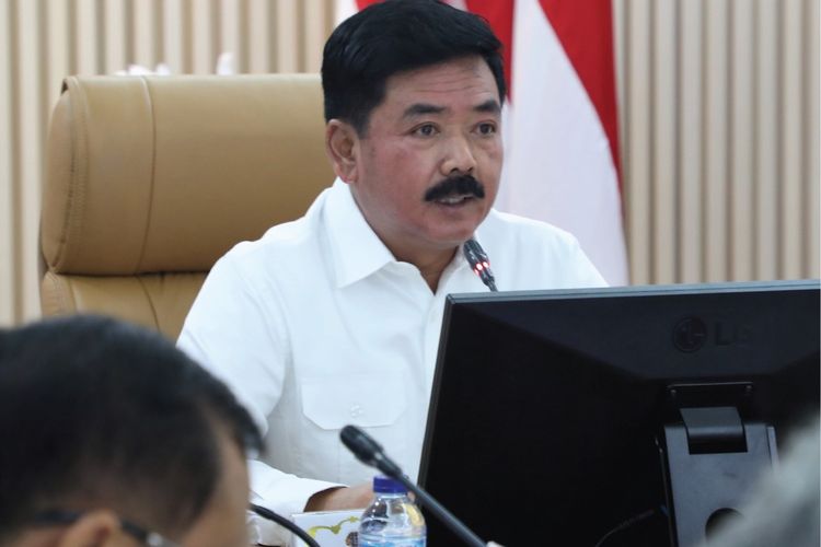 Menteri ATR/Kepala BPN, Hadi Tjahjanto saat memimpin rapat perdana di Kementerian ATR/BPN, Kamis (16/6/2022)