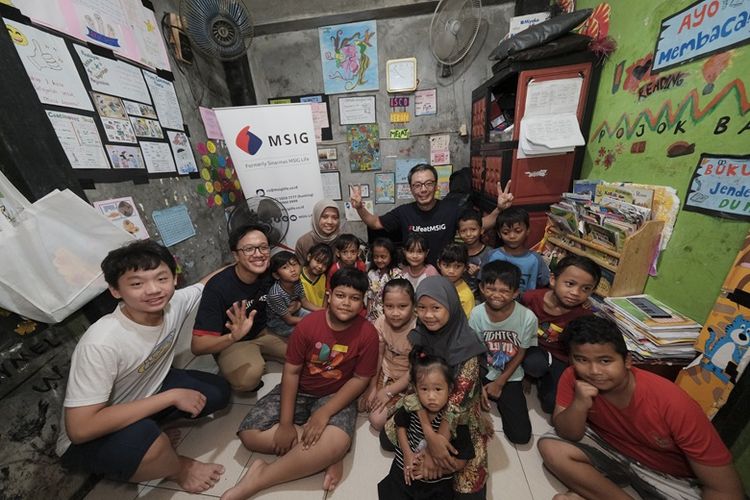 CEO dan Presiden Direktur MSIG Life Wianto Chen dan Head of Customer and Marketing MSIG Life Lukman Auliadi saat mengunjungi sanggar ISCO Foundation di Kebon Melati, Tanah Abang, Jakarta Pusat. 