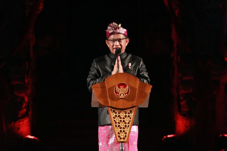 Gubernur Bali I Wayan Koster dalam acara Pesta Kesenian Bali (PKB) ke-44 Tahun 2022 di Panggung Terbuka Ardha Candra Art Centre, Denpasar, Minggu (12/6/2022)
