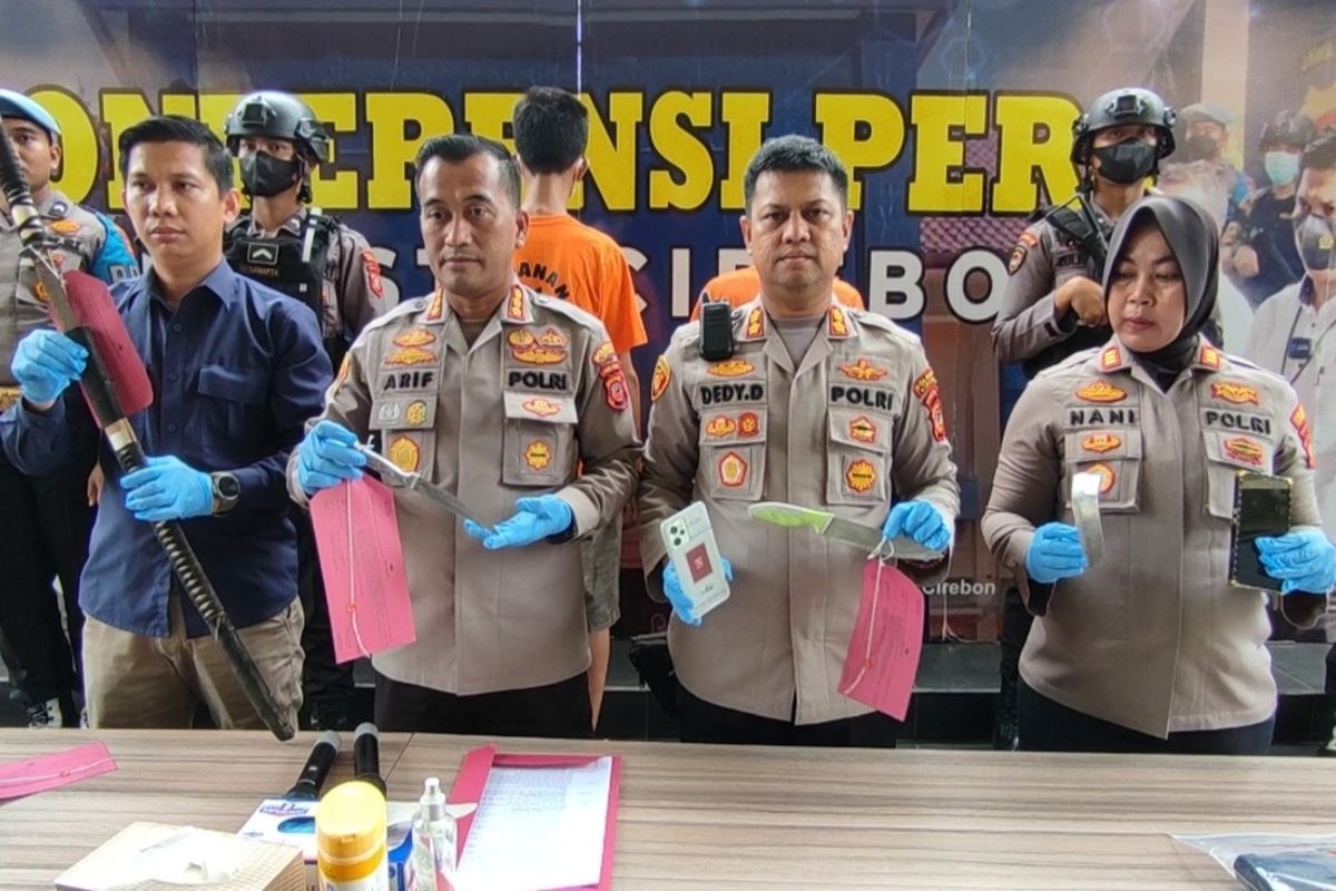 Kapolresta Cirebon Kombespol Arif Budiman bersama jajaran menunjukkan dua tersangka perampokan serta barang bukti di Mapolresta Cirebon, Selasa (24/1/2023). Pelaku yang tak lain adalah adik tiri korban tega membacok untuk mencuri uang 17 juta yang merupakan hadiah lomba kicau burung.