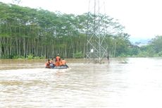 1 Jam Menegangkan Remaja Trenggalek Saat Tersangkut di Tower Listrik karena Terseret Banjir