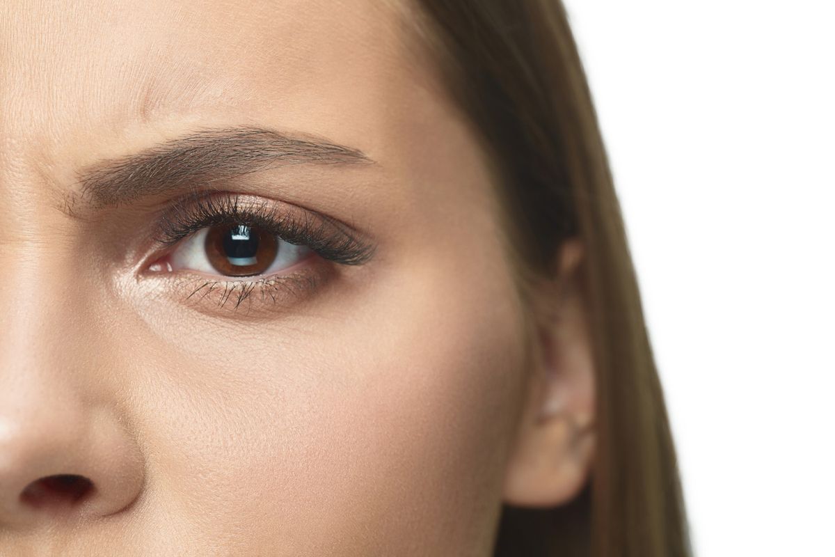 Cara menghilangkan kerutan di bawah mata bisa bervariasi, termasuk perubahan pola hidup, perawatan kulit di rumah, dan perawatan di klinik kecantikan.