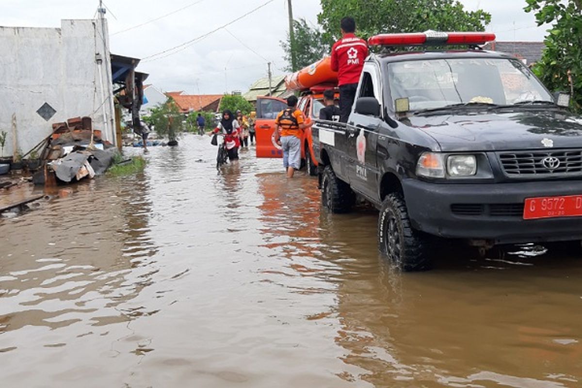 Kondisi banjir yang merendam akses jalan di Desa Wonokerto Kabupaten Pekalongan Jawa Tengah.