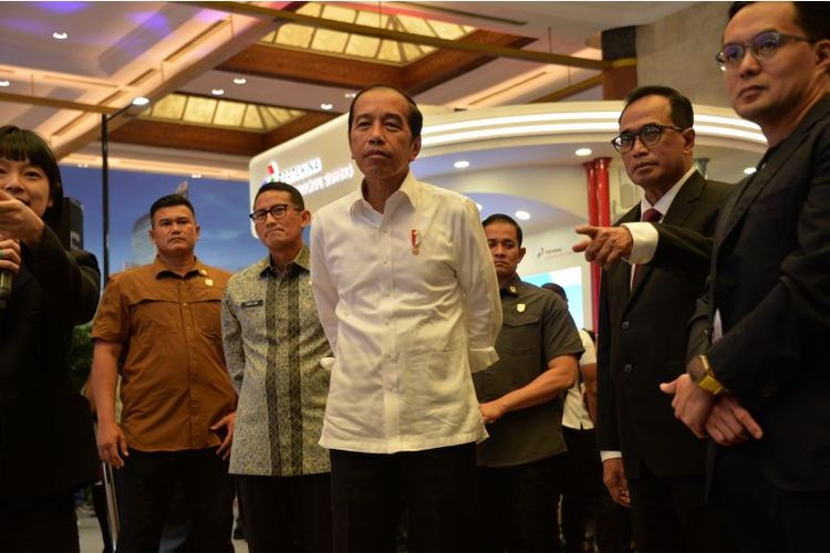 Menteri Perhubungan Budi Karya Sumadi (kanan) saat mendampingi Presiden Jokowi. 
