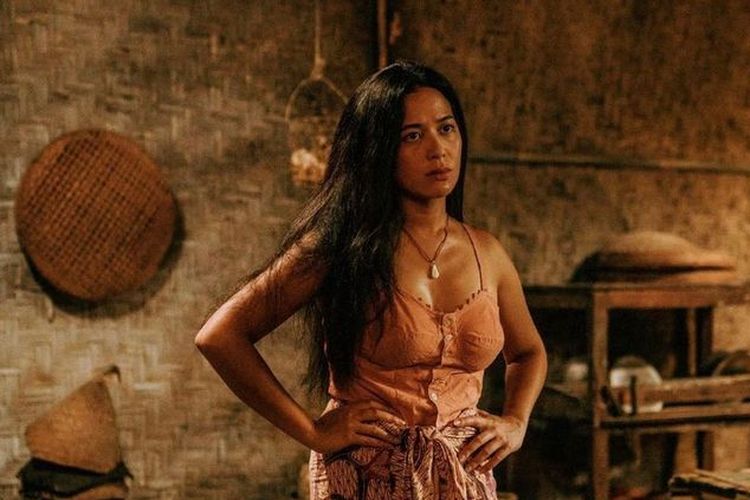Denise Azam berperan sebagai perempuan Jawa bernama Gita dalam film De Oost. Dalam adegan ini, Denise mengenakan busana kutang dan kain, pemandangan umum tentang sosok perempuan Jawa pada awal abad ke-20. Kelak kutang semacam ini populer pada 1960-an dengan jenama 'Suroso'.