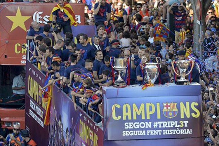 Para pemain Barcelona diarak memakai bus atap terbuka saat merayakan keberhasilan meraih treble winners, Minggu (7/6/2015). 