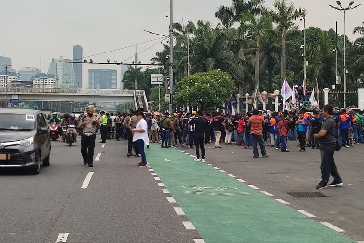 Meski adanya aksi unjuk rasa di depan Gedung DPR/MPR,  arus lalu lintas di Jalan Gatot Subroto, Jakarta, Rabu (21/9/2022) masih normal.