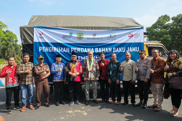 Kementerian Koperasi Usaha Kecil Menengah (KemenKopUKMP bersama Pemerintah Kabupaten Bondowoso, Jawa Timur memfasilitasi kerjasama pelaku usaha mikro di bidang jamu tradisional yang tergabung dalam koperasi produsen Agro Farm dengan pelaku industri yaitu PT Industri Jamu dan Farmasi Sido Muncul Tbk (Sido Muncul).