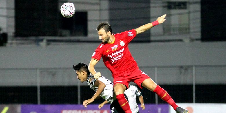 Bek Persija, Marco Motta berduel dengan salah satu pemain Persikabo pada laga pekan ke-31 Liga 1 2021-2022, yang digelar di Stadion Kompyang Sujana, Denpasar, Minggu (13/3/2022) malam WIT.