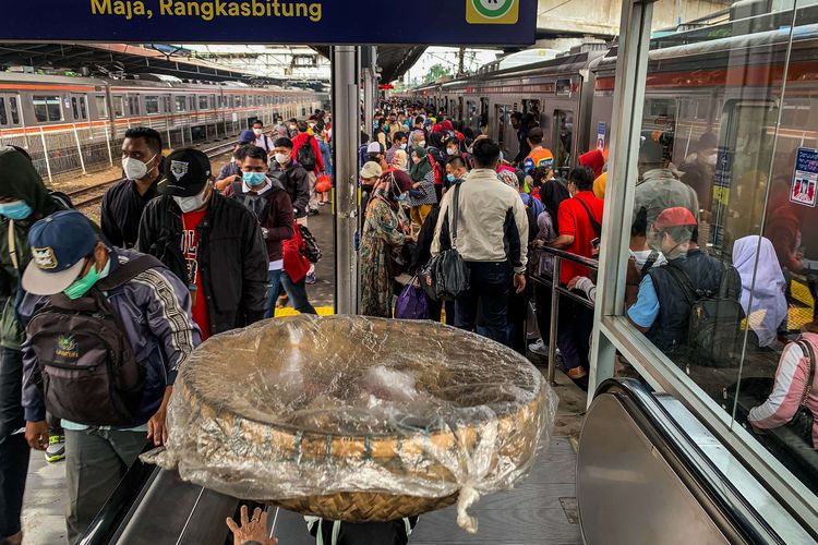 Penumpang saat turun dari kereta di Stasiun Tanah Abang di Jakarta, Jumat (18/2/2022). Pemerintah resmi menaikkan status PPKM Jabodetabek ke level 3 seiring dengan peningkatan kasus Covid-19.