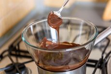 Cara Membuat Cokelat Leleh yang Mengilap, Bekal Bikin Biskuit Berlapis
