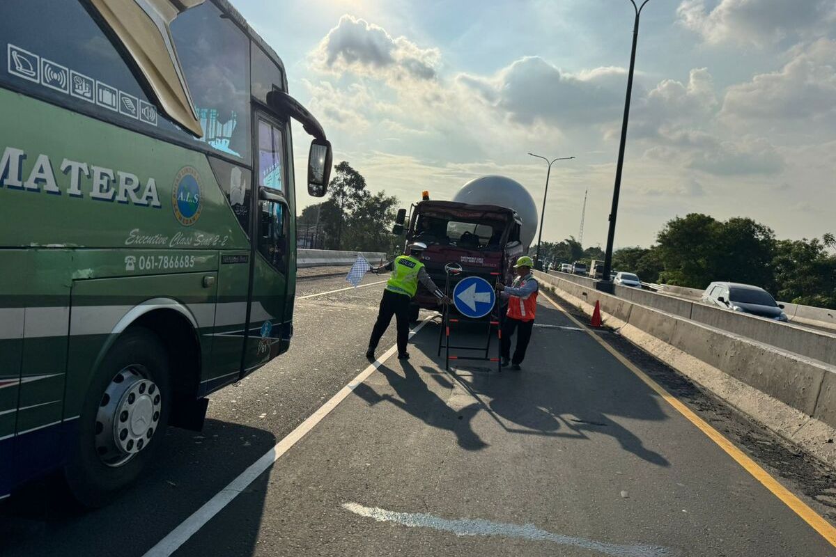 Kendaraan yang terlibat kecelakaan di KM 76 Tol Tangerang Merak menyebabkan arus kendaraan menuju Merak tersendat. Senin (16/3/2026).