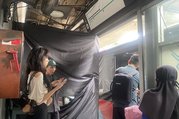 Halte Transjakarta Tebet Eco Park Rusak Ditabrak Truk, Satu Pintu Tak Beroperasi
