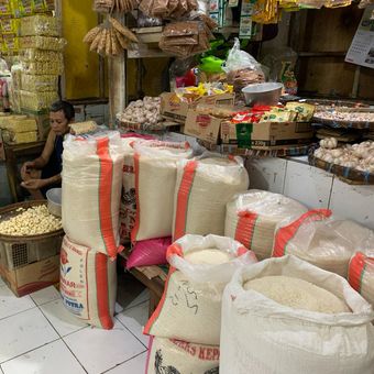 Harga beras di Kota Madiun, Jawa Timur melambung hingga Rp 19.000 perkilogram dalam dua pekan terakhir. Kenaikkan harga beras dipicu stok beras ditingkat distributor yang menipis bahkan langka. Nampak pedagang di Pasar Besar Kota Madiun masih menjual beras kendati harga terus meroket, Senin (12/2/2024).