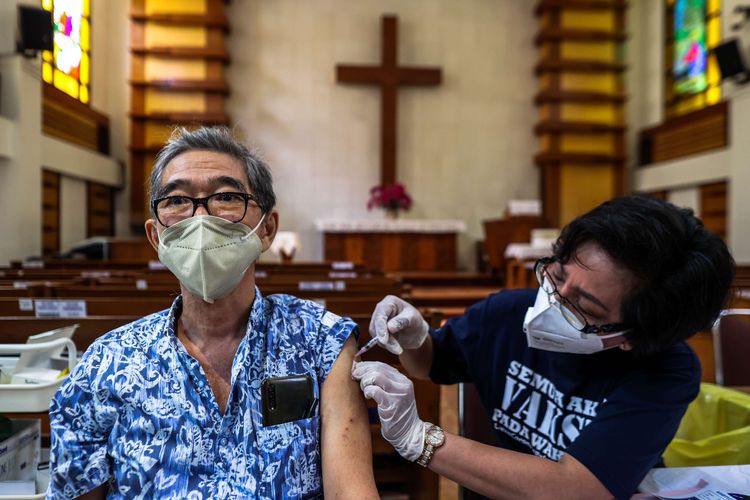 Masyarakat mendapatkan vaksin dosis ketiga atau booster Covid-19 di Gereja Huria Kristen Batak Protestan (HKBP), Menteng, Jakarta Pusat, Sabtu (5/2/2022). Vaksinasi booster berlangsung pada 19 Januari hingga 5 Februari 2022, dan setiap harinya disediakan sebanyak 500 dosis.