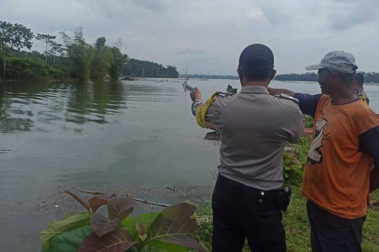 Polisi saat olah TKP peristiwa warga tenggelam di salah satu sungai di Desa Kalipare, Kecamatan Kalipare, Kabupaten Malang, Jawa Timur, Rabu (20/4/2022).